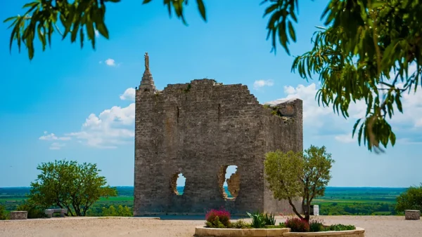 La Tour de la Madone, balcon sur la plaine