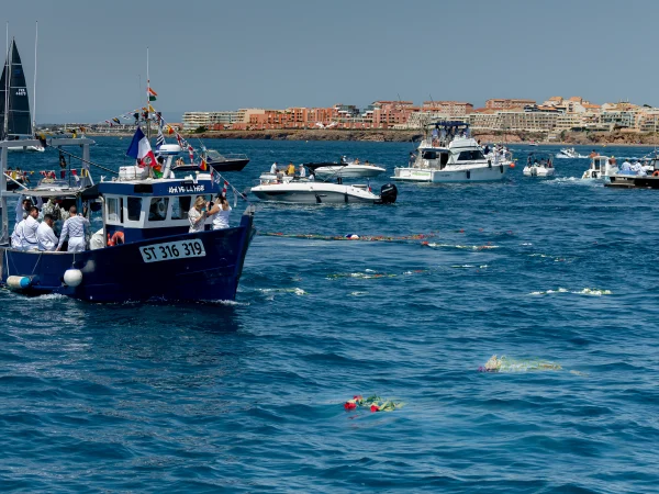 Fleurs à la mer pour les marins disparus
