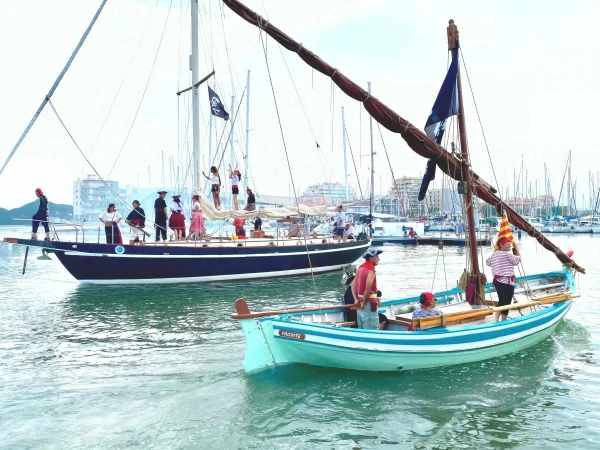 un bateau est à porter de fusils